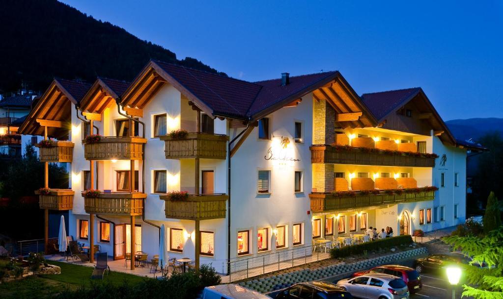 Hotel Falken Фалцес Екстериор снимка